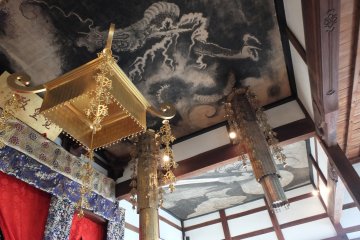 This temple is famous for its beautiful ceiling paintings, all painted by Akikatsu Manabe, the 7th lord of the Sabae Cla