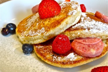 berry berry pancakes with berry butter (¥1,400)