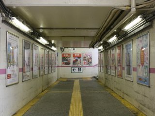 Di chuyển giữa các sân ga bằng cách đi qua đường hầm phía dưới