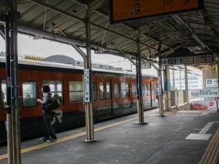 아가쓰마 행 지하철이 역에 멈춘다.