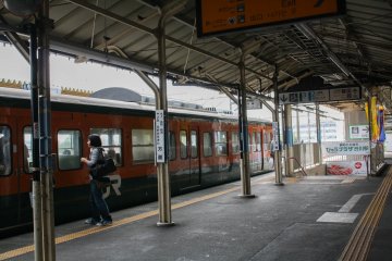 아가쓰마 행 지하철이 역에 멈춘다.