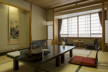 <p>ห้องพักขนาดเล็กที่มีนิฮง-งะวาดอยู่บนกำแพงอย่างสวยงามที่โรงแรมราวิเอะ คาวาเรียวใกล้กับสถานีอิโตะ&nbsp;</p>
