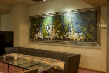 <p>ภาพเขียนโดยศิลปินญี่ปุ่นแขวนอยู่บนกำแพงในคาเฟ่ที่โรงแรมราวิเอะ คาวาเรียวใกล้กับสถานีอิโตะ</p>