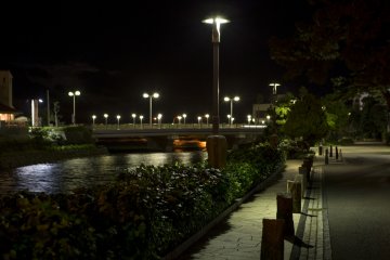 A stroll along the Matsukawa river is still a pleasure even during mid-autumn in the town of Ito