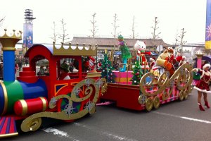 Bahkan Hello Kitty membuat kunjungan mendadak selama parade jalanan