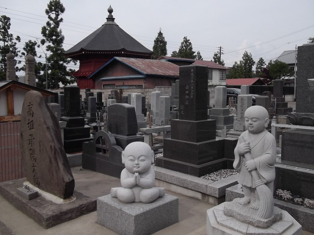 Nghĩa trang có rất nhiều bức tượng