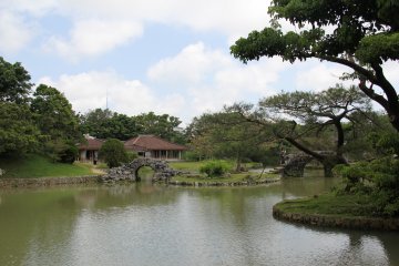 시키나엔 궁원은 류큐안 왕가의 두번째 거주지로, 왕국을 방문하는 고위 인사들을 접대할때 사용되었다고 한다.
