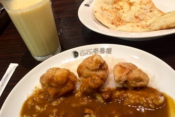 Half order of Fried Chicken with Mango Milk Lassie (¥430) and Garlic Cheese Naan (¥340)