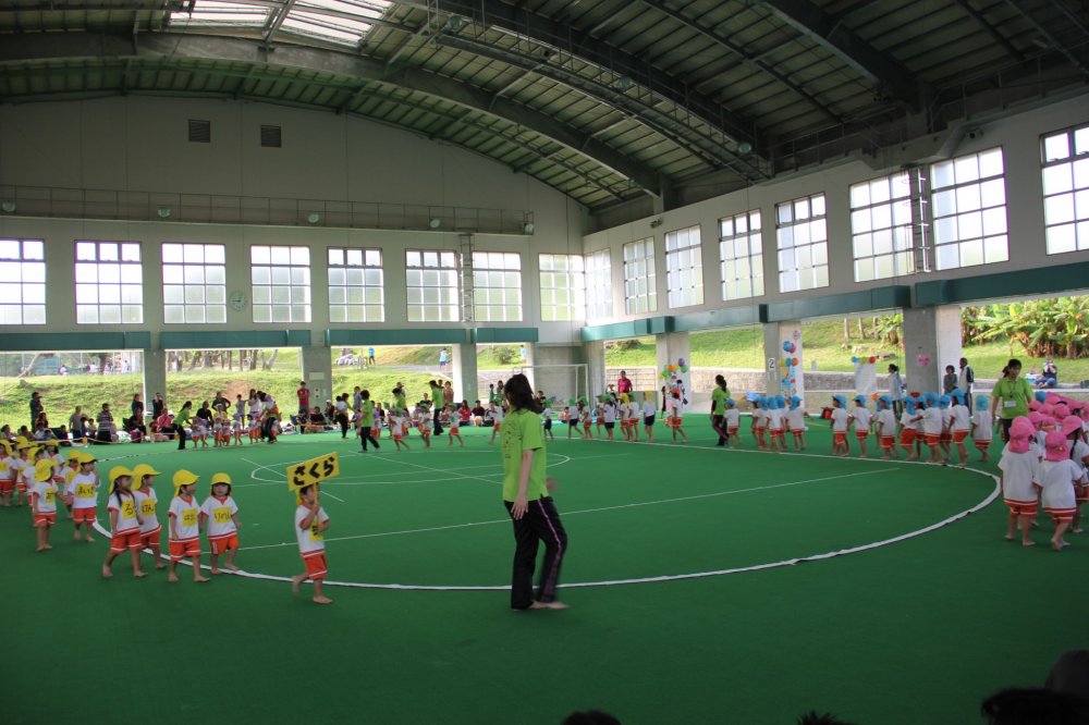Những đứa trẻ mẫu giáo này đang chơi undokai tại Công viên Thể thao Thành phố Okinawa