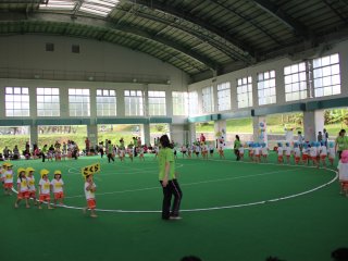 Những đứa trẻ mẫu giáo này đang chơi undokai tại Công viên Thể thao Thành phố Okinawa