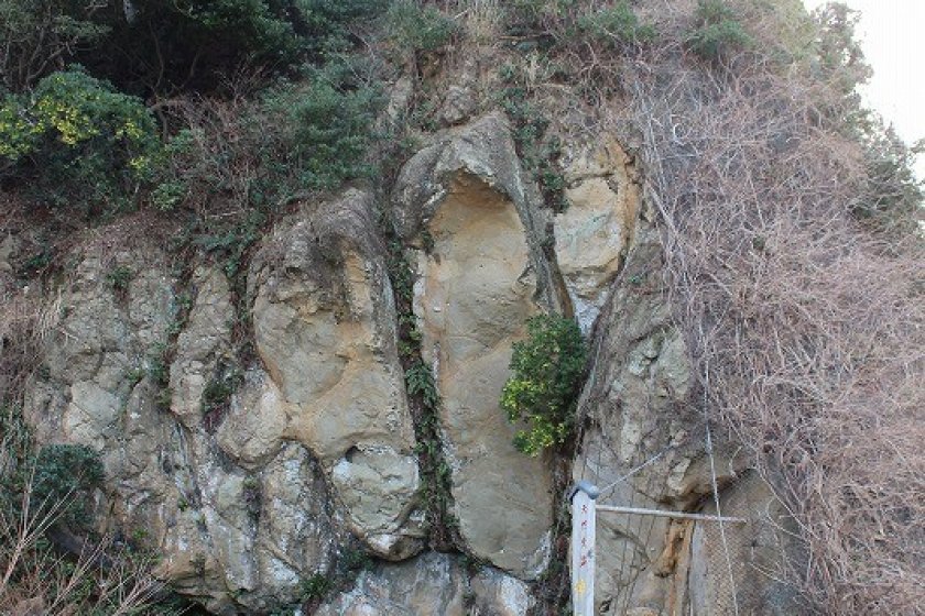 海に突き出すような岩崖に「神の足跡」岩がある