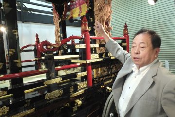 Mr. Sunao Tsuchida, director of Echizen Lacquer Ware Cooperative Association, explaining some of the hundreds of the unique details of this "Dashi"