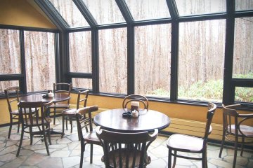 Through these large windows, diners can view the scenery of the forest, which changes according to the season.