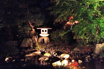 โคมหินในสวนของบ้าน Takahashi Korekiyo
