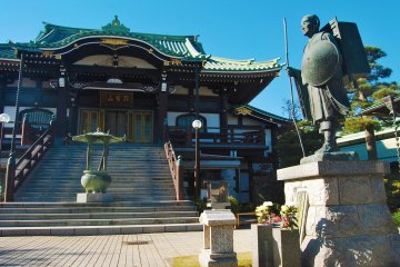 The main statue and hall of Kenpukuji
