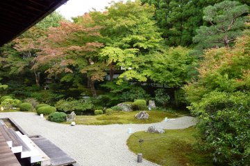 <p>Inner garden in autumn at the gozaisho (imperial rooms)</p>