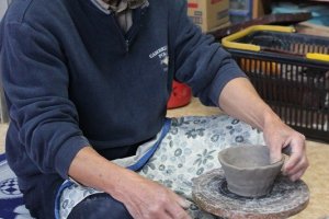 陶芸体験教室での最初は、抹茶茶わんを手回しろくろで作る。手回しろくろとは言っても手美練りである。これが陶芸の妙味だ