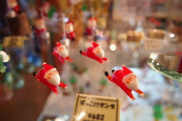 <p>Little miniature ornaments can be put together to make a little storyboard in your glass cabinet.&nbsp;</p>