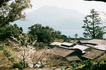 <p>เซนกาเน่น นับว่าเป็นสวนที่สวยงามที่สุดแห่งหนึ่งในญี่ปุ่น นอกจากจะสวยด้วยตัวเองแล้ว ยังดึงความสวยงามของอ่าวคาโกชิมา และภูเขาไฟซากุระจิม่าที่ยังคงพ่นควันออกมาอย่างสม่ำเสมอไม่หยุด มารวมไว้ด้วยกัน</p>