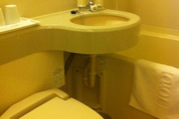 <p>ห้องน้ำพร้อมชักโครกและที่อาบน้ำผสมฝักบัว/อ่าง</p>