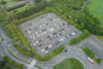 <p>View of the parking lot of Chiba Port Tower from the observation floor</p>
