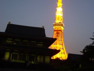 Kuil retro, Tokyo Tower yang modern, dan cahaya bulan di langit yang abadi
