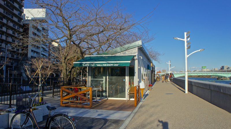 두 개의 커피숍, 툴리스 커피와 카페 W.E가 스미다 공원에 문을 열었다.
