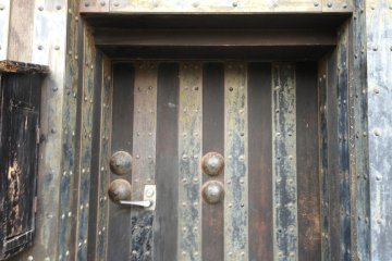 <p>The door to Kishiwada Castle</p>