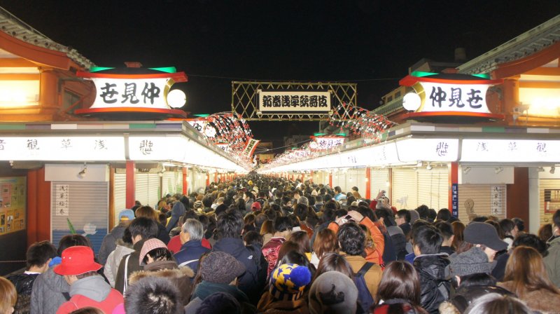 새해 첫 신사참배는 하츠모데라고 불리며 일본 전역의 주요 지역에서 군중을 끌어모으고 아사쿠사는 도쿄에서 가장 유명한 장소 중 하나이다