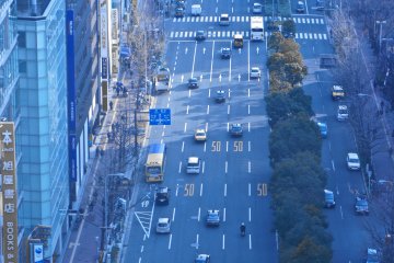 <p>Traffic passes by as seen from the Sky Lobby. It&#39;s a good place to take a&nbsp;time-lapse video albeit you need to manage without a tripod as is not allowed to set one up.</p>
