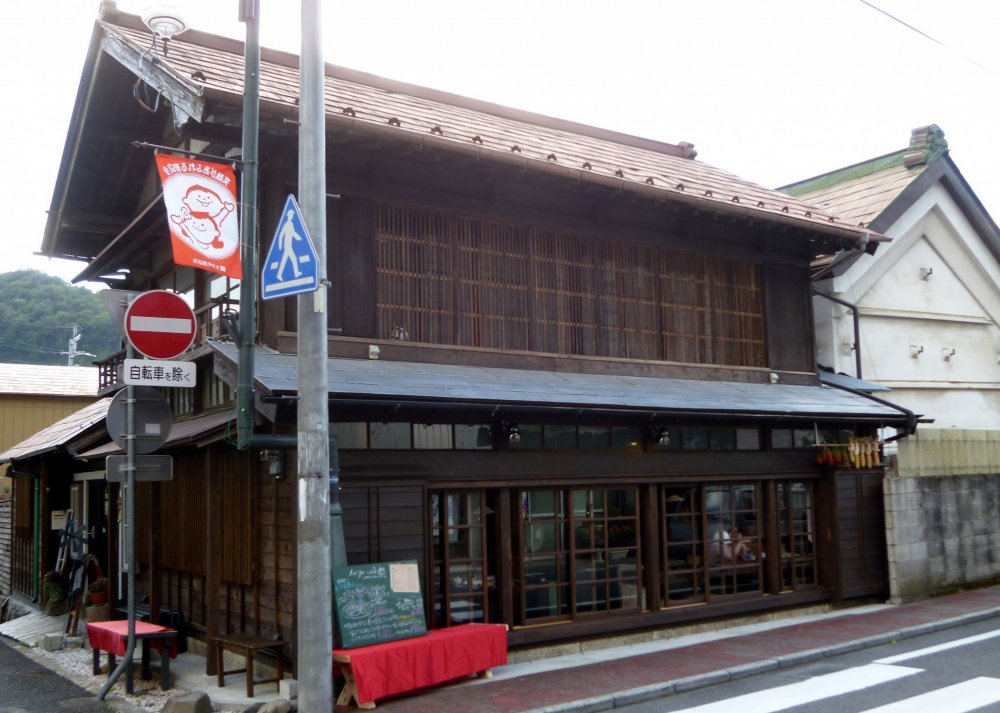 Quán cafe nằm trên một trong những con đường chính của Daigo-machi, chỉ vài bước đi bộ từ trạm Hitachi Daigo