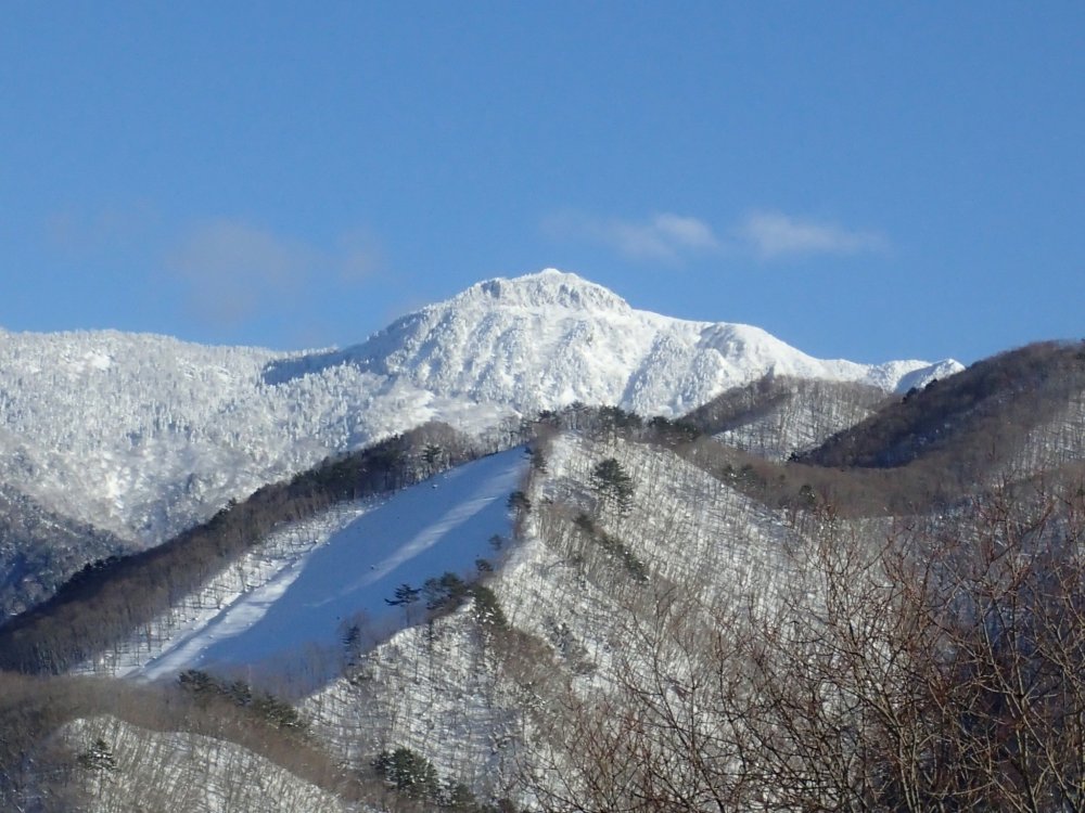 ภูเขา Hotakasan ยืนเด่นเหนือเมือง