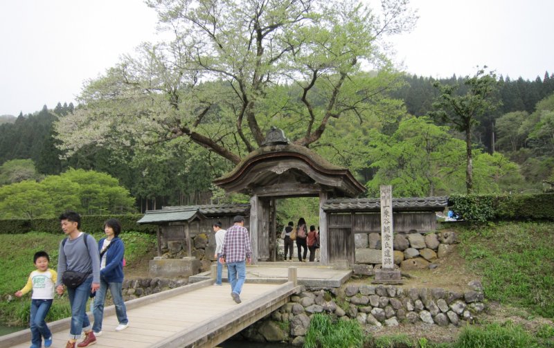 Entrance gate to the ruins of the Asakura family residence