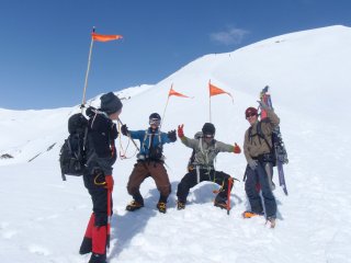 Sekelompok pendaki bersemangat yang kami temui di jalan ke ata
