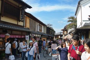 Kerumunan orang di jalan Sanenzaka. Ini merupakan salah satu jalan paling terkenal di Kyoto, sebuah jalan yang berujung di Kiyomizu-dera.