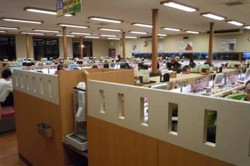 <p>นี่คือภาพบรรยากาศในร้านซูชิโระ สาขาทซึรุตะ ซึ่งเป็นร้านซูชิที่ใหญ่ที่สุดร้านนึงในเมือง</p>
