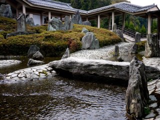 Đá và khu vườn nước tại đền Matsuo