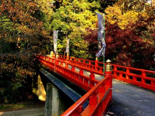 Để đến đền Honkokuji, bạn phải đi qua cây cầu bắc qua kênh Biwako