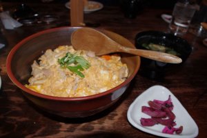 L&#39;Oyako-donburi, un bol de riz recouvert d&#39;oeuf et de poulet marin&eacute;