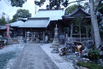 <p>Located at the top of a hill overlooking the ocean, the temple grounds are confined to a small flat area at the top.</p>