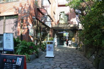 <p>Lovely Minatoya Cafe, in front of the&nbsp;Yumeji Museum</p>