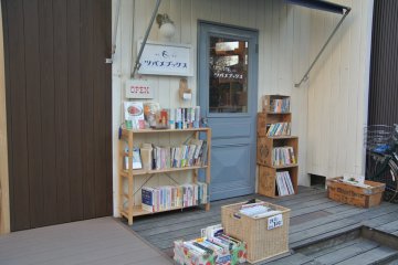<p>ร้านหนังสือที่สะดวกสบาย ที่หน้าศาลเจ้าเนะซุ</p>