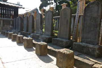 <p>Gravesite of the 47 Ronin. They&nbsp;were divided up into four groups under guard by four different daimyo, ordered&nbsp;to death by seppuku</p>