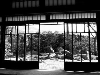 Ngắm nhìn khu vườn từ phòng tatami
