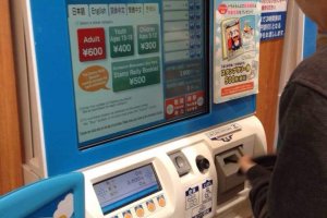 ก่อนเข้าไปข้างใน Doraemon Wakuwaku Sky Park ต้องซื้อตั๋วผ่านเครื่องขายตั๋วอัตโนมัติก่อน แล้วจึงนำตั๋วไปให้พนักงานหน้าทางเข้า