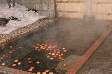 <p>The onsen in the evening, with apples floating in the water that gave off a beautiful scent.</p>