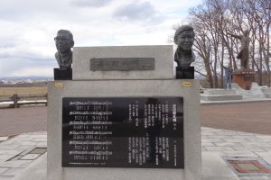 รูปปั้นของ&nbsp;คุระโนะสุเกะ ฮามากูชิ และ&nbsp;ยูจิโร่ อิชิฮาระ ผู้แต่งและผู้ขับร้องเพลง&nbsp;Koi no Machi Sapporo