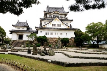 Kishiwada Nankai Station, home to Kishiwada Castle is one of the places where you can use Free WiFi (pre-registration with Osaka City Tourism required)