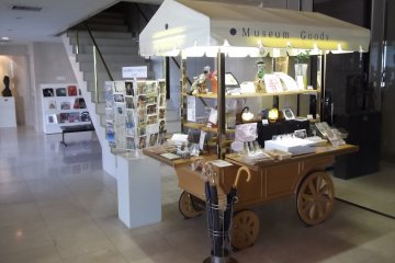 <p>The cute stand selling museum goods</p>