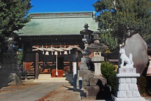 Pemandangan kuil Inari di Okegawa.